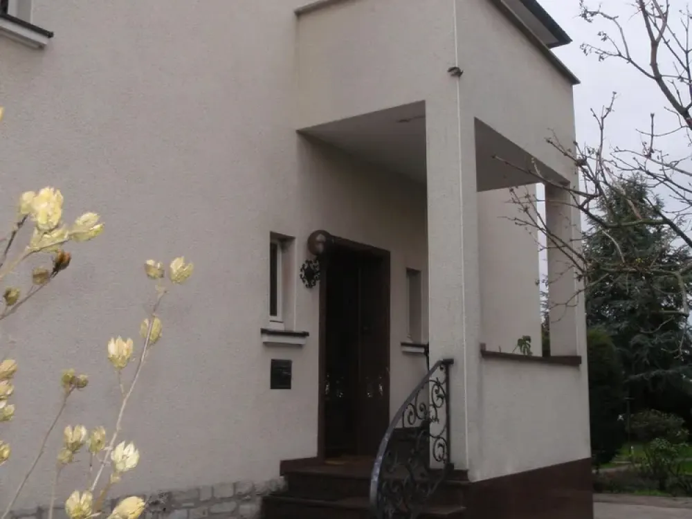 Spacious 103 sqm Apartment with Balcony, Bay Window and Use of Large Garden in Central Location