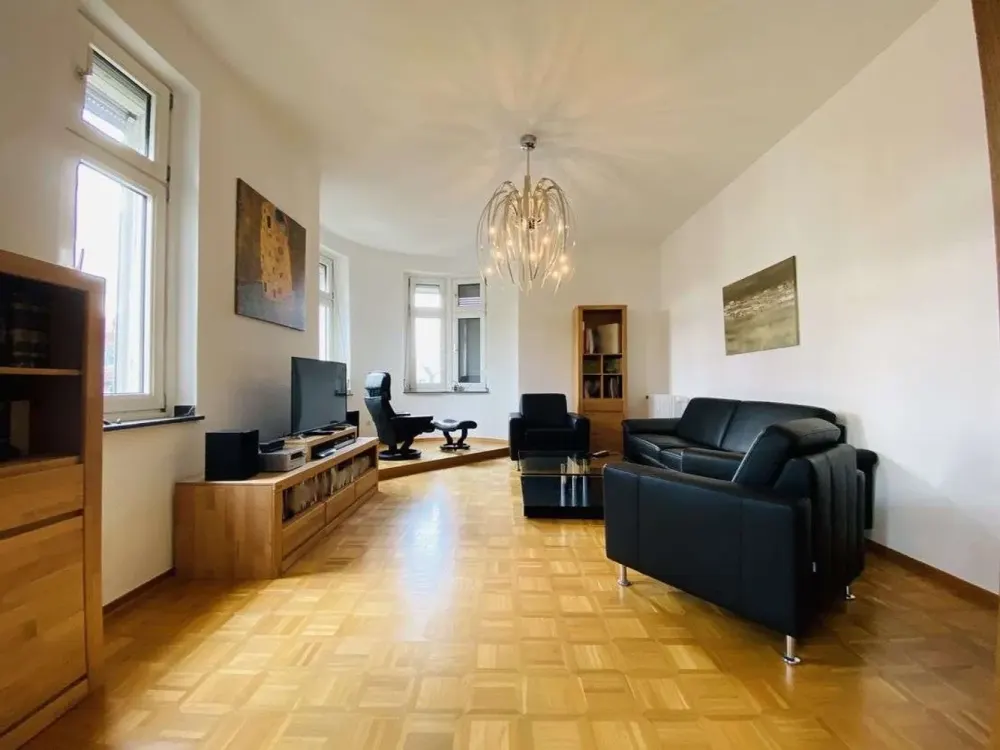 Spacious 103 sqm Apartment with Balcony, Bay Window and Use of Large Garden in Central Location