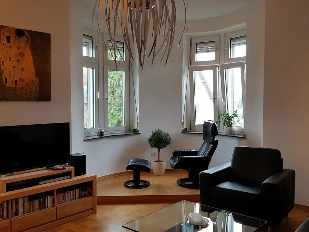 Spacious 103 sqm Apartment with Balcony, Bay Window and Use of Large Garden in Central Location
