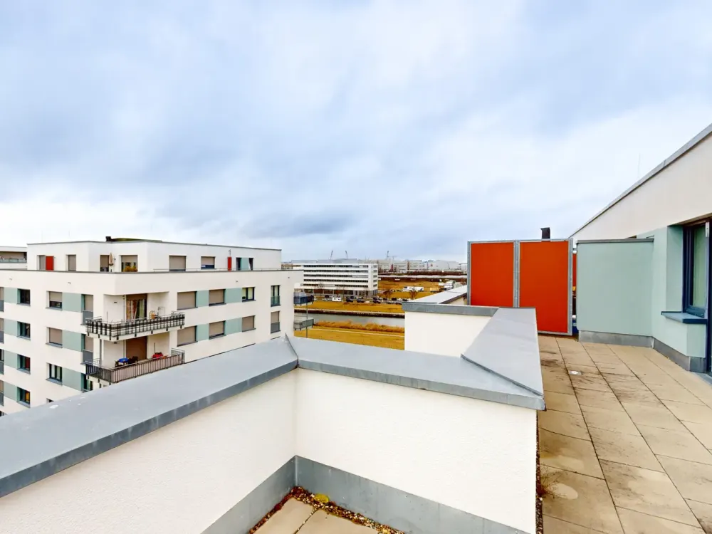 Exclusive Penthouse with Roof Terrace, Spacious 3-Room Apartment