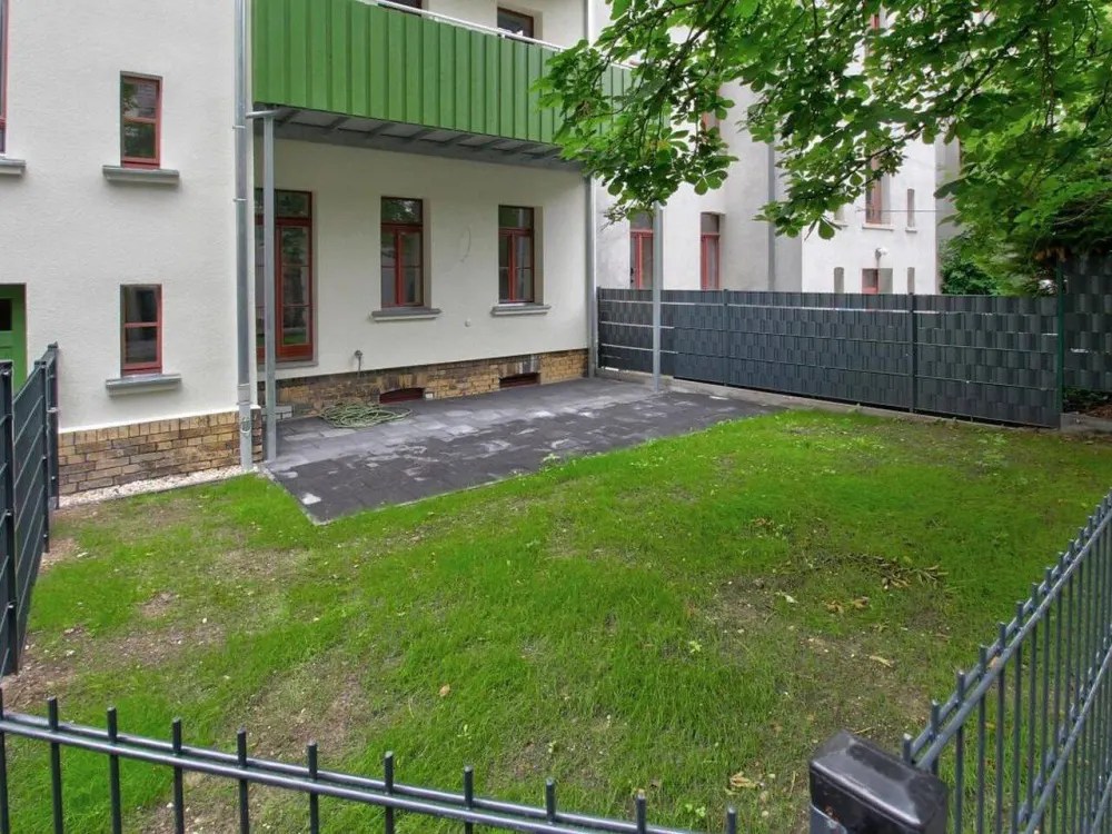 High-quality renovated 3-room apartment with luxury fitted kitchen, terrace and garden compartment
