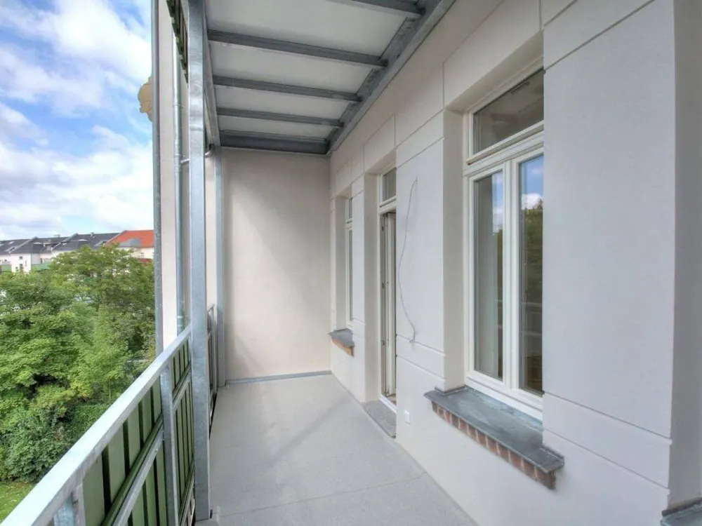 High-quality renovated 3-room apartment with luxury fitted kitchen, terrace and garden compartment
