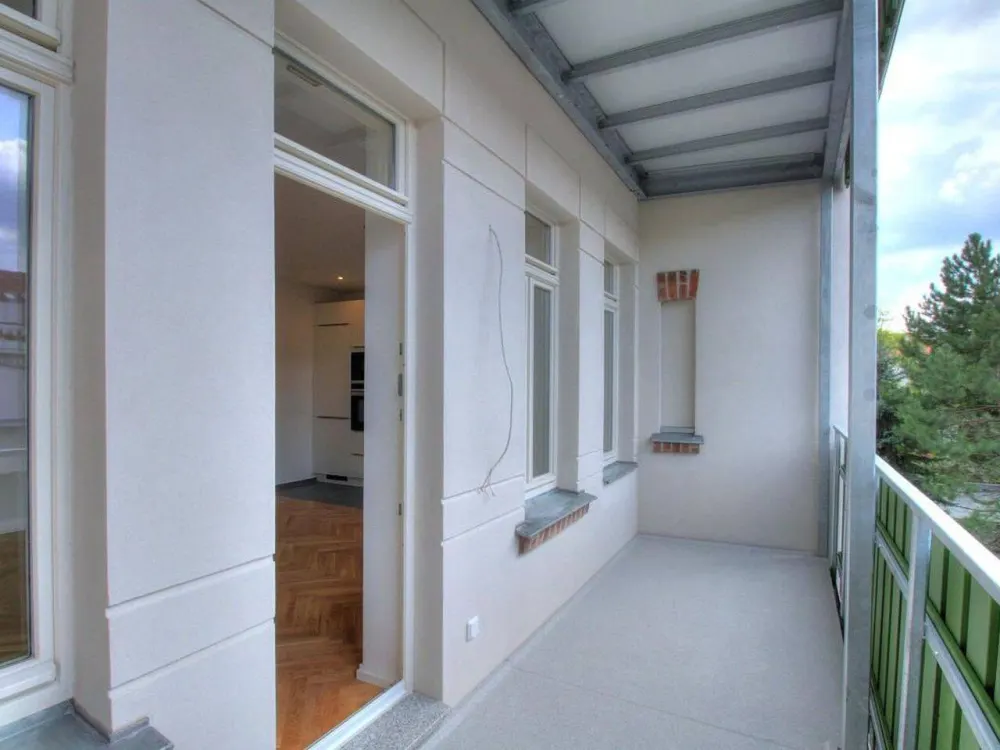High-quality renovated 3-room apartment with luxury fitted kitchen, terrace and garden compartment