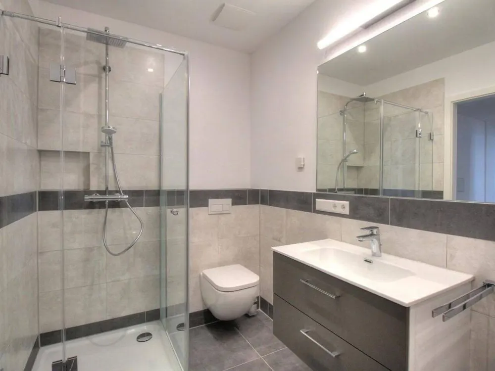 High-quality renovated 3-room apartment with luxury fitted kitchen, terrace and garden compartment