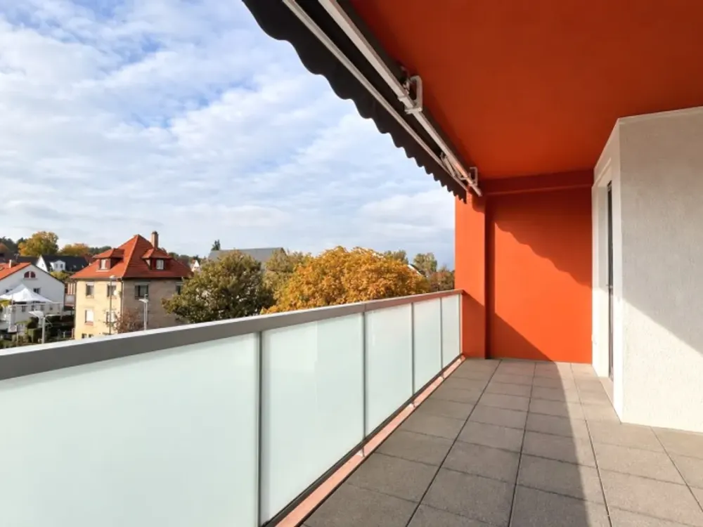 Modern Living with Southwest Balcony: Attractive 3.5-Room Apartment with Built-in Kitchen and Underground Parking!