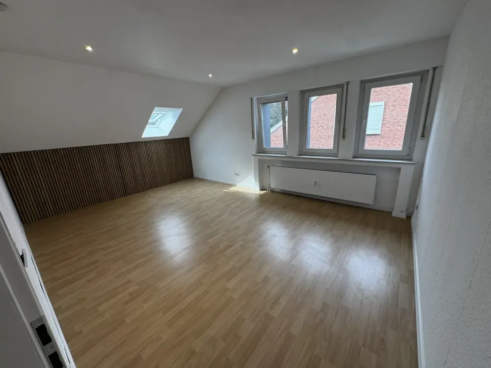 53m² Attic Apartment - 2.5 Rooms Kitchen Bathroom - Renovated Available Immediately