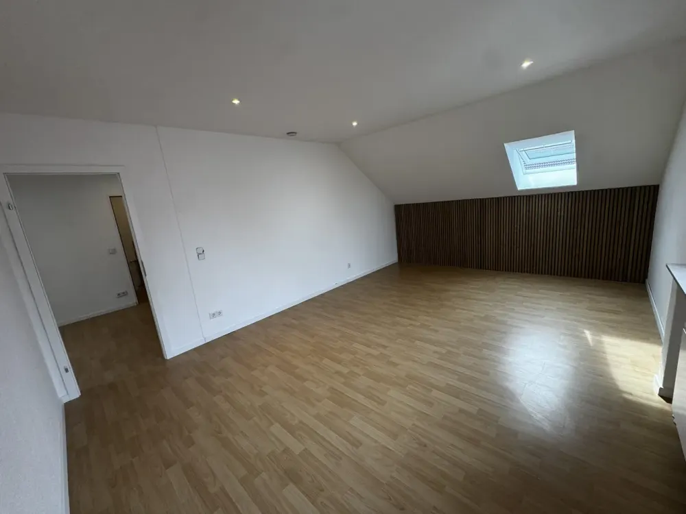 53m² Attic Apartment - 2.5 Rooms Kitchen Bathroom - Renovated Available Immediately