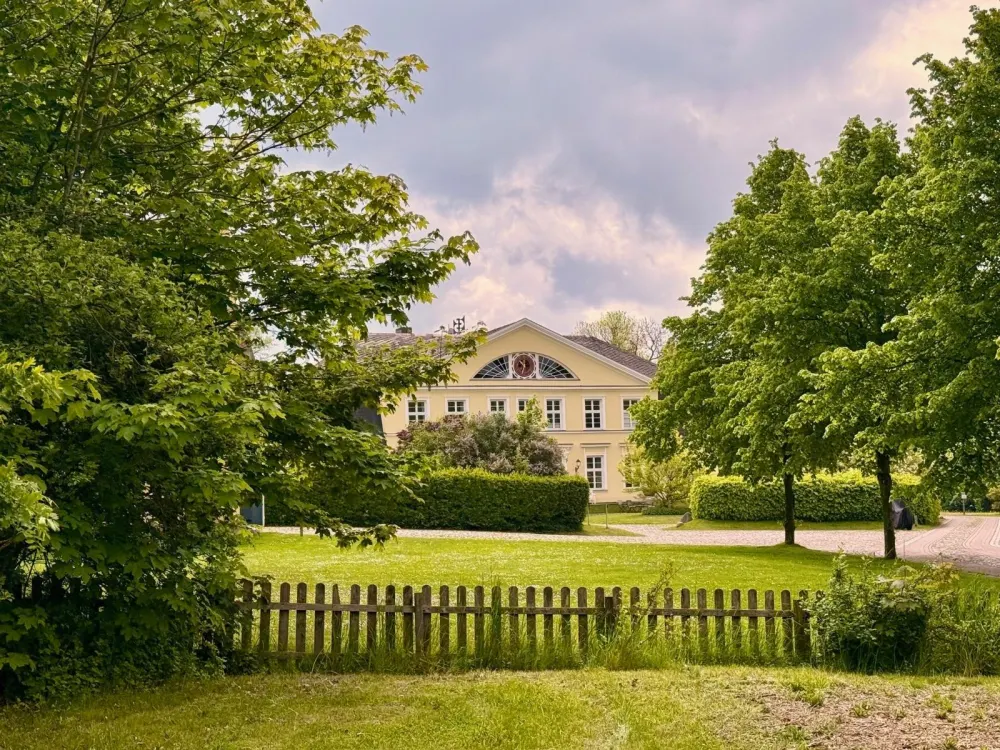 Furnished 2-Room Apartment in the Manor House with Park, 20 min to Rostock