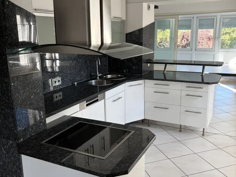 3-Room Apartment in Nürnberg-Eibach, 100 m² with Fitted Kitchen, Winter Garden & Balcony