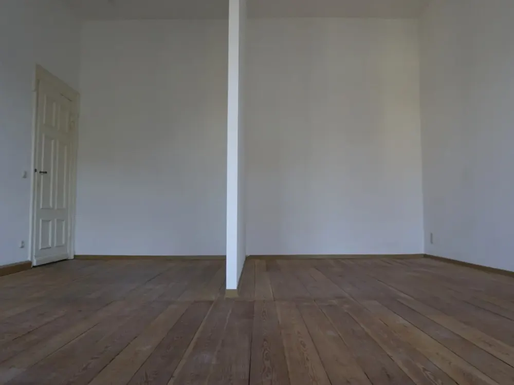 ### BERLINFLAIR ### Large "2" Room Old Building Apartment with Built-in Kitchen and Floorboards
