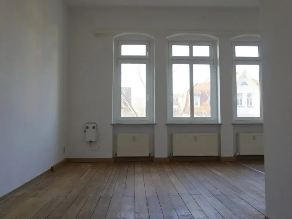 ### BERLINFLAIR ### Large "2" Room Old Building Apartment with Built-in Kitchen and Floorboards