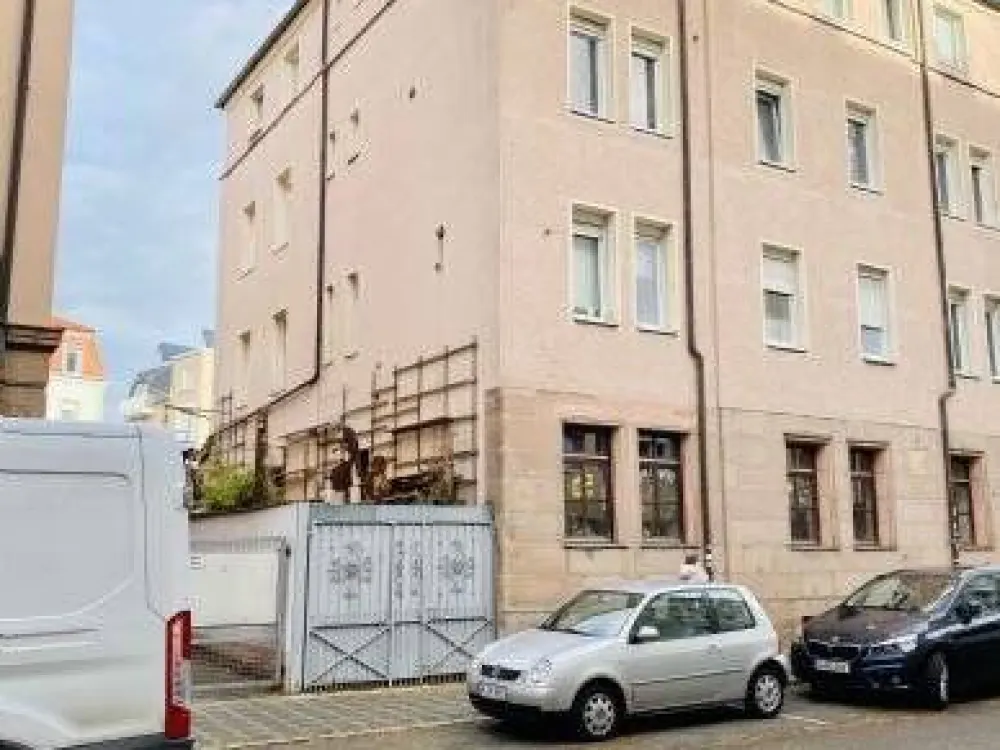 Living with Old Building Charm, Attractive Apartment in a Quiet Location