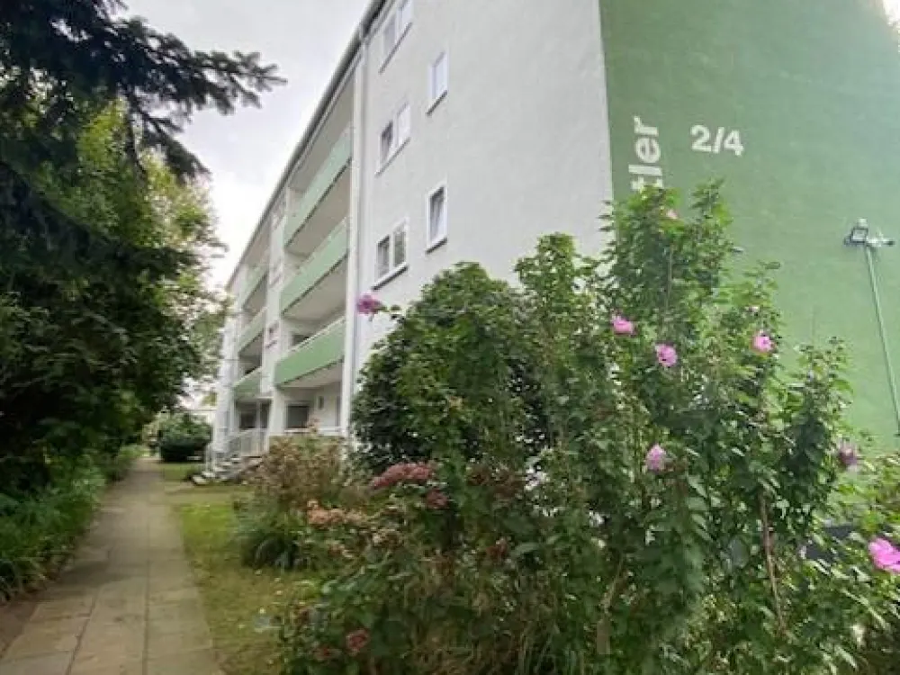 Freshly Renovated 3-Room Apartment with Balcony and Great View
