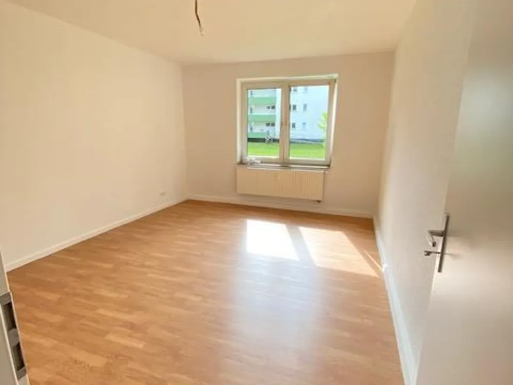 Freshly Renovated 3-Room Apartment with Balcony and Great View
