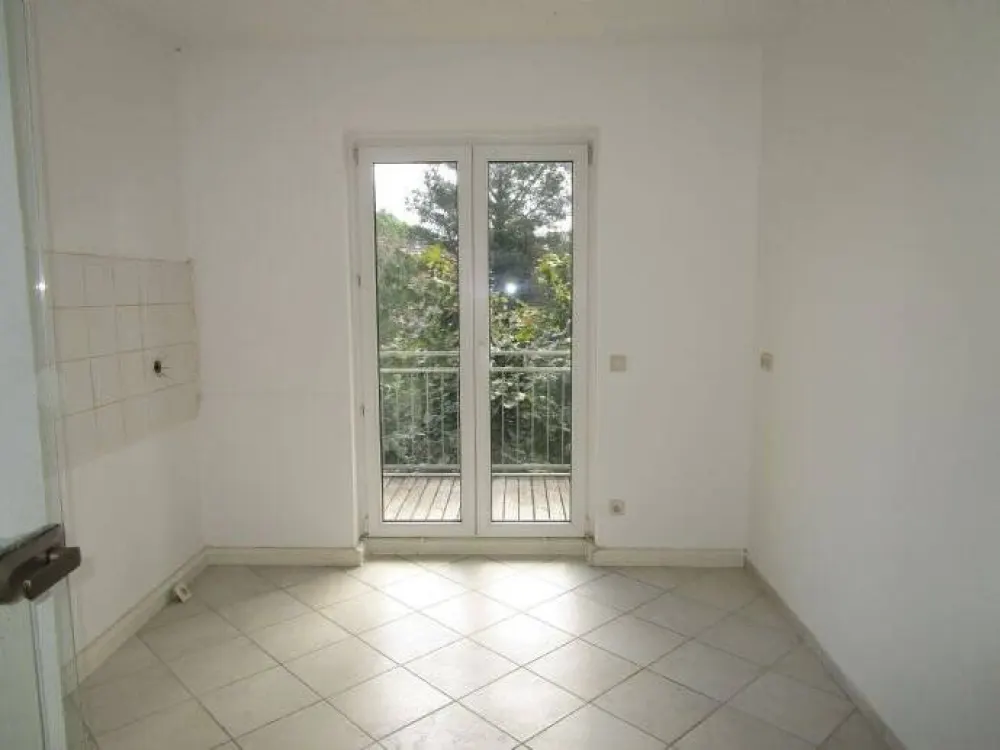Bright and Airy 3-Room Apartment with Balcony