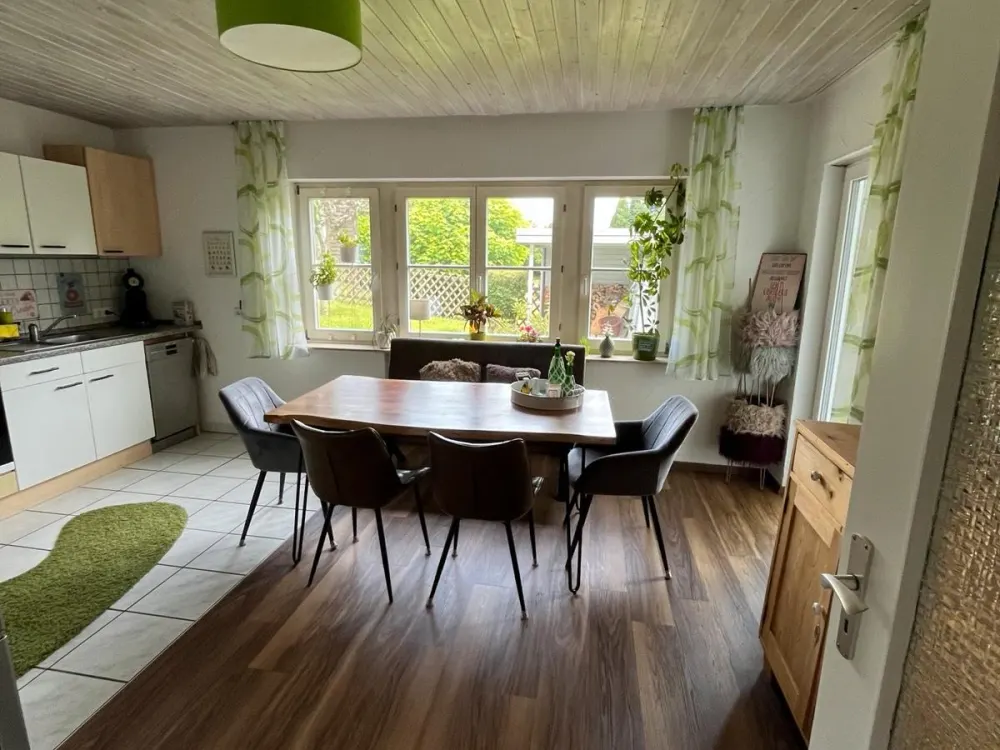 2,5 Zimmer Wohnung, Erdgeschoss, sehr hell und mit großem Garten