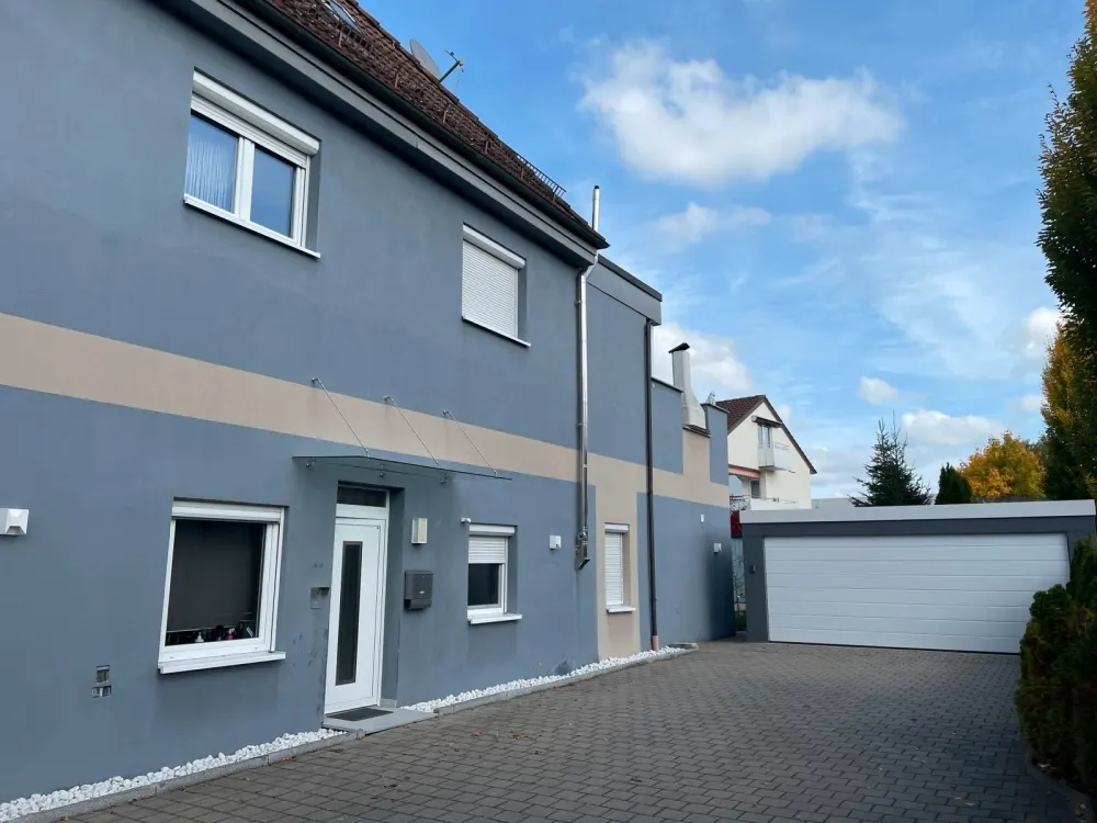 Charmante Dachgeschosswohnung mit eigener Sauna und neuer Küche