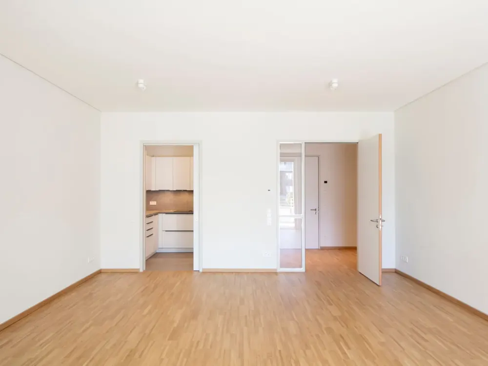 شقة مريحة بغرفتين في الطابق الأول مع لوجيا وإطلالة على المساحات الخضراء