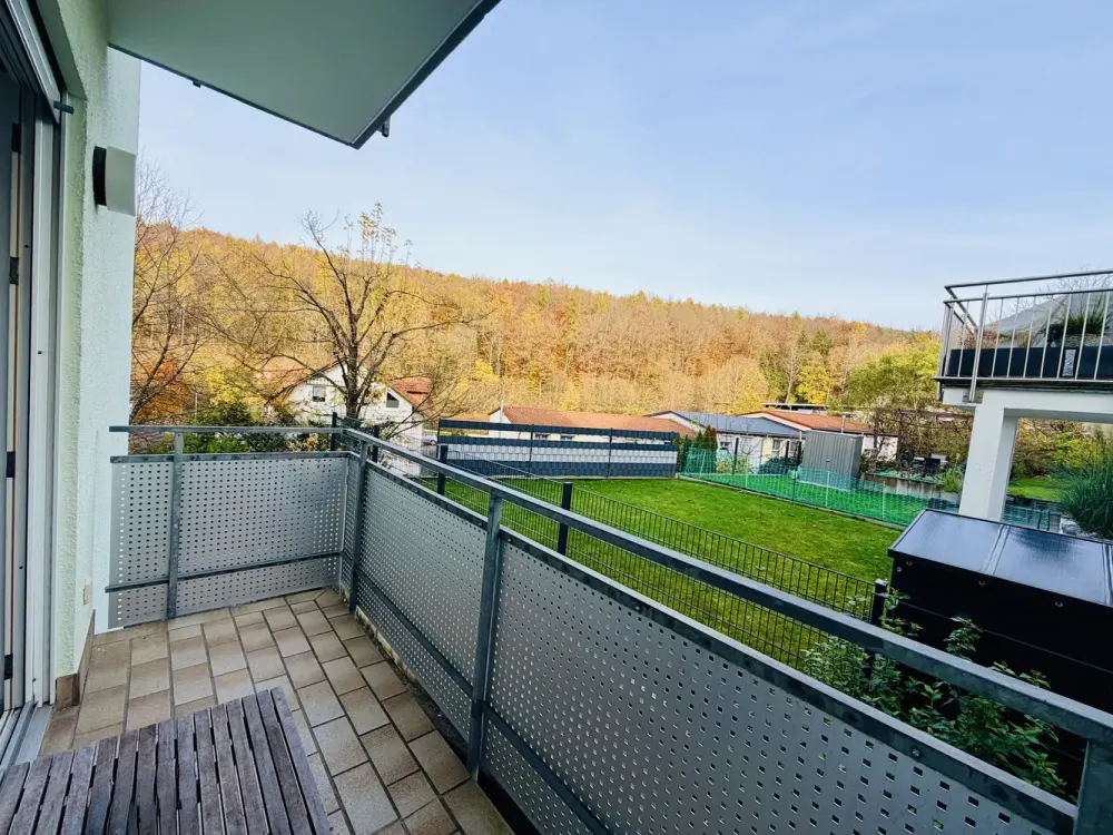 Bright Apartment with Balcony, Fitted Kitchen and Garage