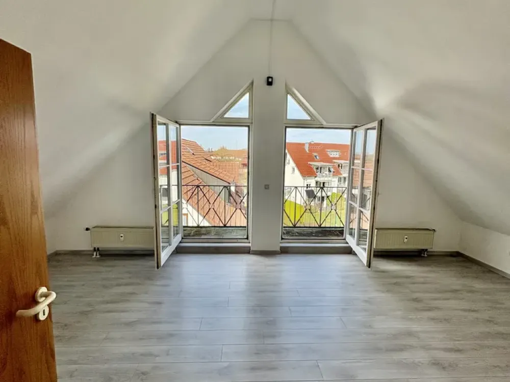 Schicke 2 Zimmer Dachgeschosswohnung mit Balkon