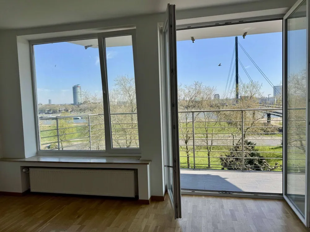 Oberkassel, 1. Reihe im 4. Stock, Balkon mit Rheinblick!