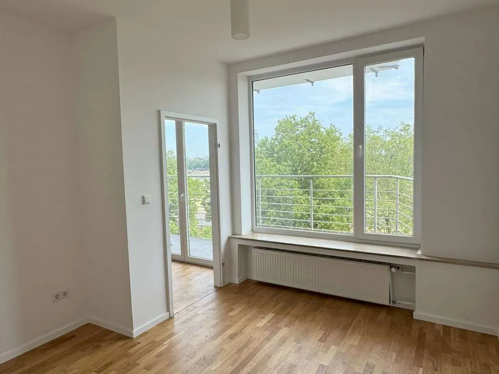 Oberkassel, 1st row on the 4th floor, balcony with Rhine view!