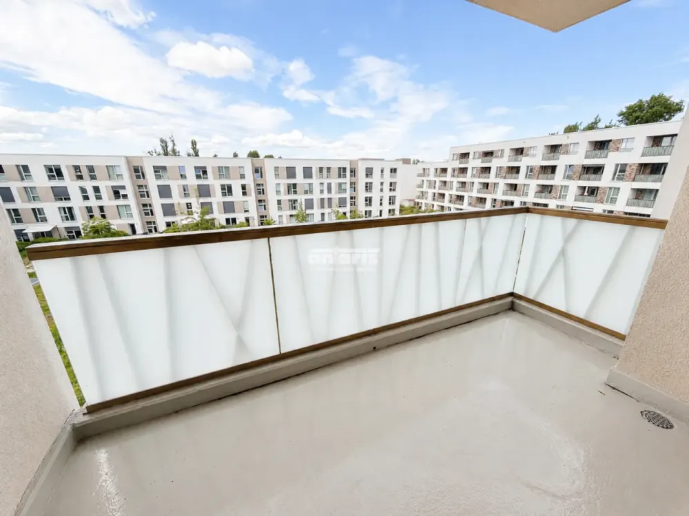 antaris Immobilien GmbH Stylish living with balcony and two bathrooms, discover now!