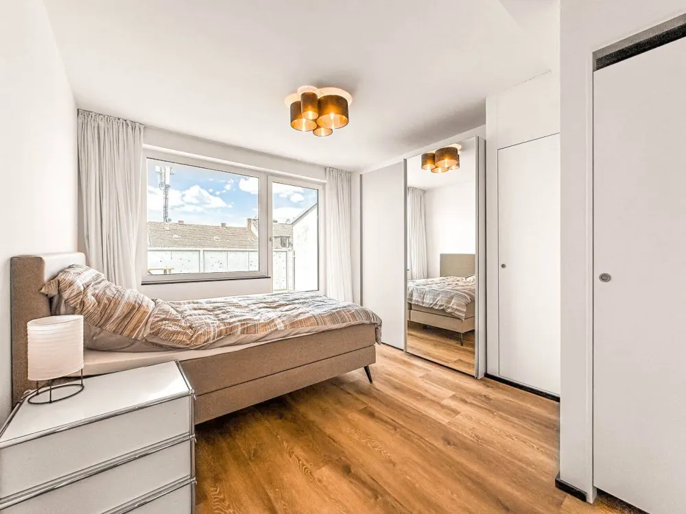 Exklusiv möbliert: Stilvolle 2-Zimmer-Dachgeschosswohnung mit zwei Dachterrassen