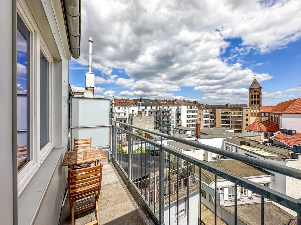Exklusiv möbliert: Stilvolle 2-Zimmer-Dachgeschosswohnung mit zwei Dachterrassen