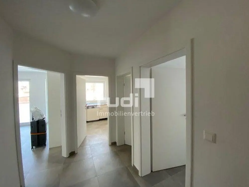 3-Person Shared Apartment with Balcony Near the University!