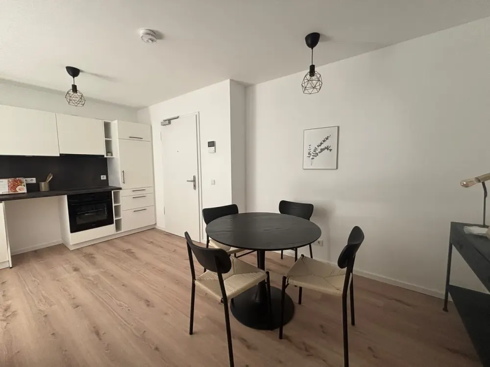 شقة جديدة مميزة في شارع Schweinauer Hauptstraße, مع مطبخ مجهز، موقف سيارات، وحديقة شتوية