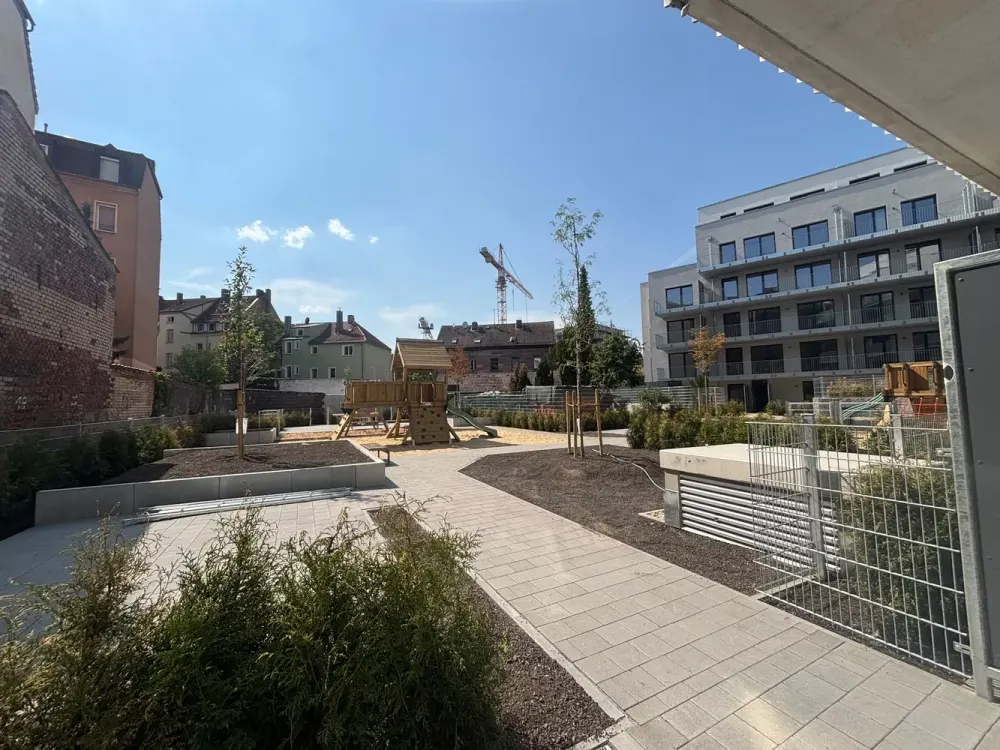 شقة جديدة مميزة في شارع Schweinauer Hauptstraße, مع مطبخ مجهز، موقف سيارات، وحديقة شتوية