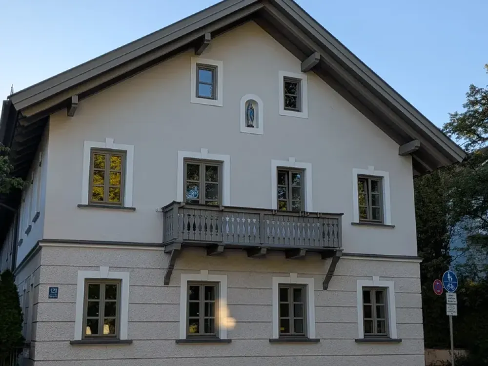 Lots of Space in Obermenzing: 4-Room Apartment with Balcony