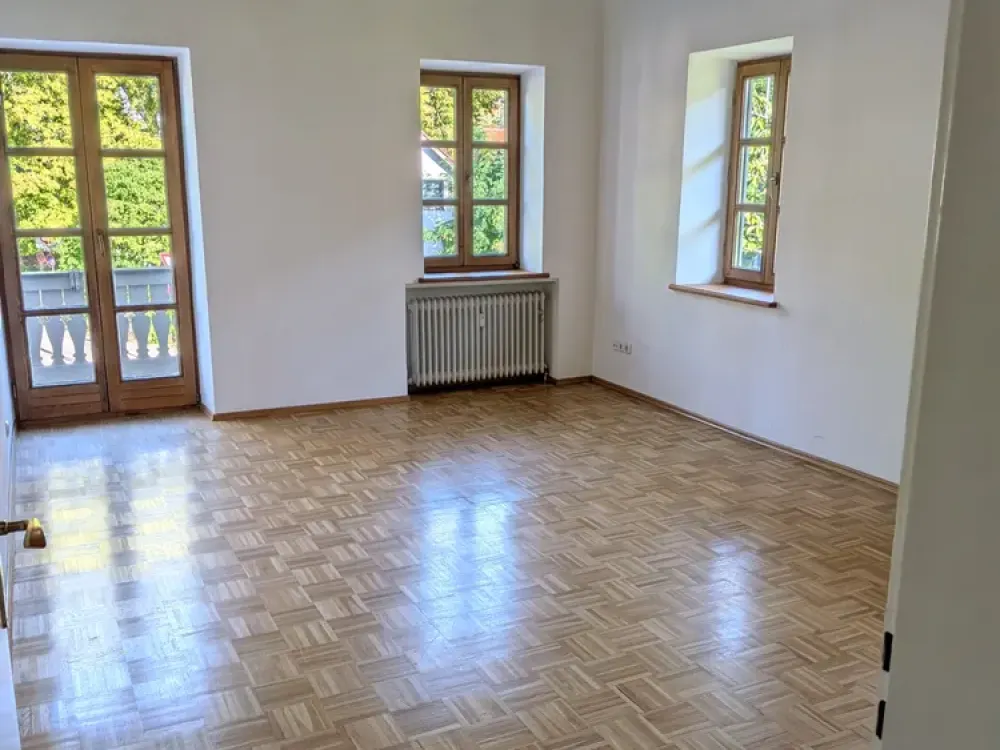 Lots of Space in Obermenzing: 4-Room Apartment with Balcony