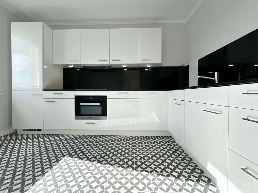 Hochwertig sanierte 2-Zi.-Wohnung mit exklusiver Einbauküche, PKW-Stellplatz und Südwestbalkon