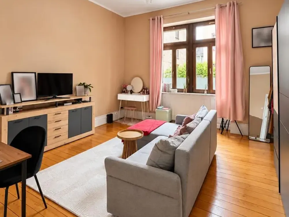 7597 - Classic Old Building Apartment in Südstadt!