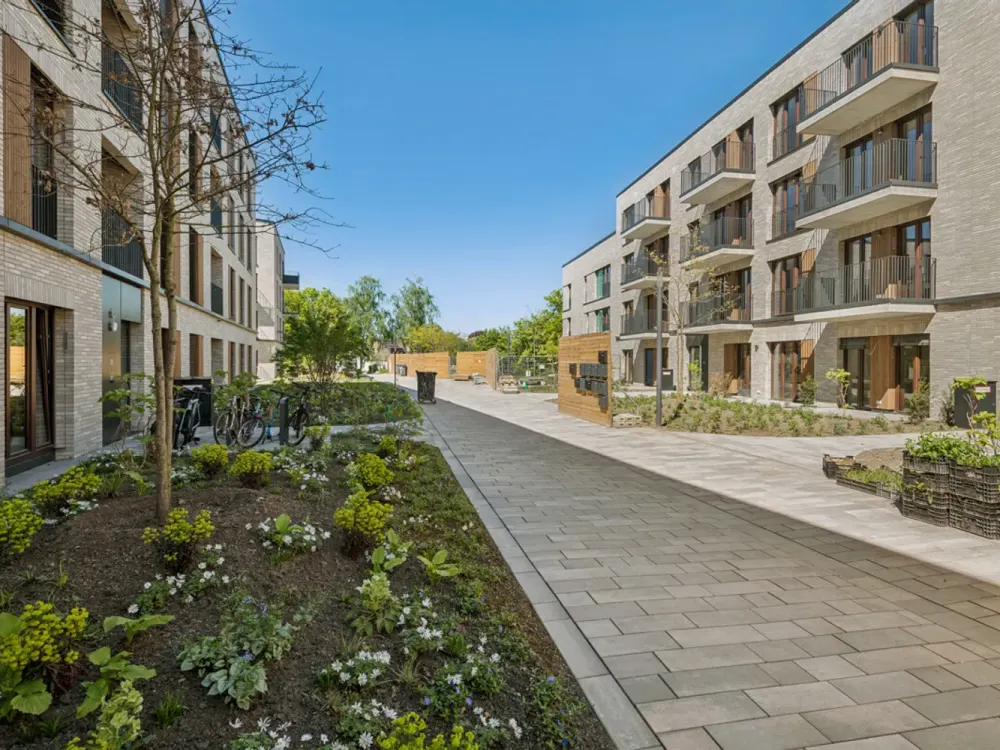 Spacious New Ground-Floor Apartment with Fitted Kitchen and Inviting Terrace!
