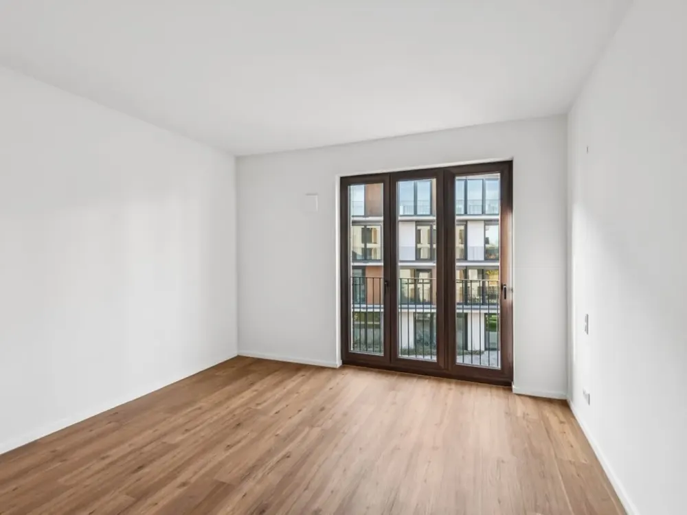 Spacious New Ground-Floor Apartment with Fitted Kitchen and Inviting Terrace!