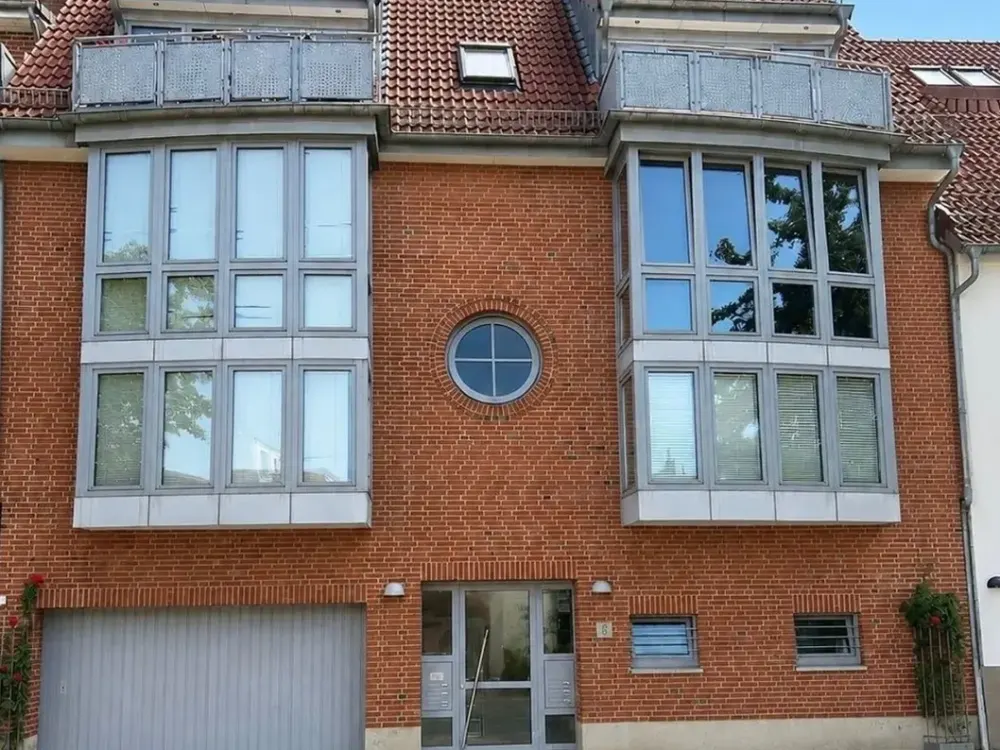 Traumhaftes Wohnen auf zwei Ebenen: Stilvolle Maisonette mit zwei Sonnenbalkonen in der Neustadt