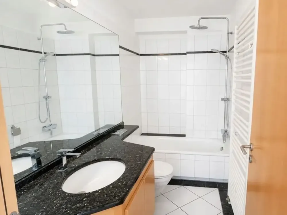 Traumhaftes Wohnen auf zwei Ebenen: Stilvolle Maisonette mit zwei Sonnenbalkonen in der Neustadt