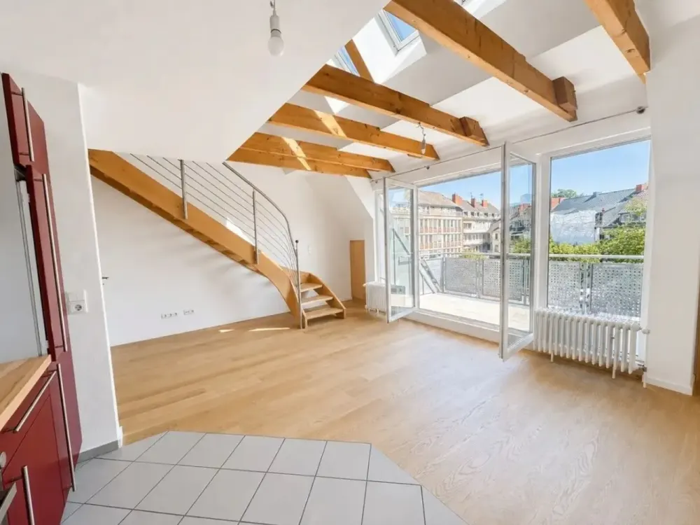 Traumhaftes Wohnen auf zwei Ebenen: Stilvolle Maisonette mit zwei Sonnenbalkonen in der Neustadt