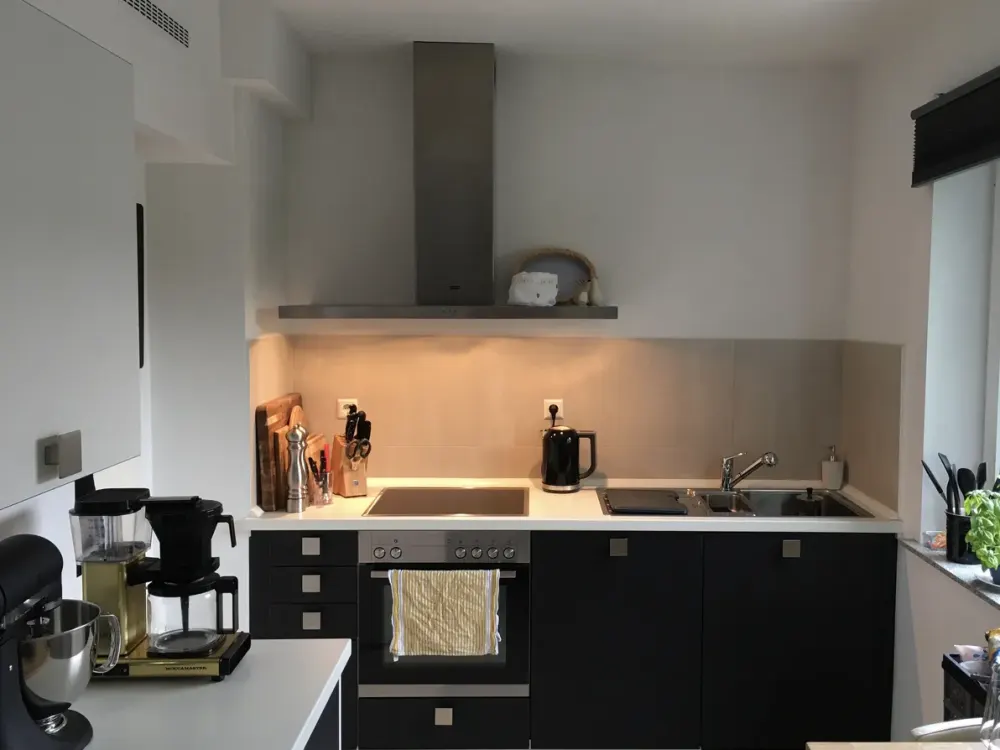 Modernized 3-Room Apartment with 2 Balconies and Built-in Kitchen in Stuttgart-West