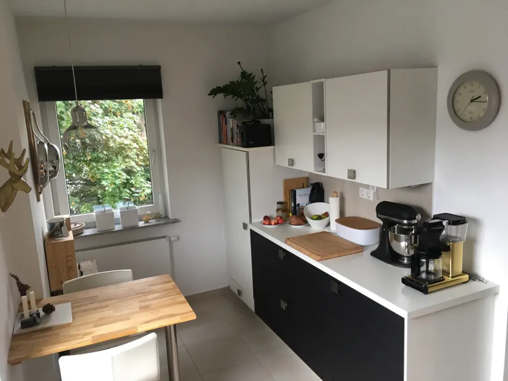 Modernized 3-Room Apartment with 2 Balconies and Built-in Kitchen in Stuttgart-West