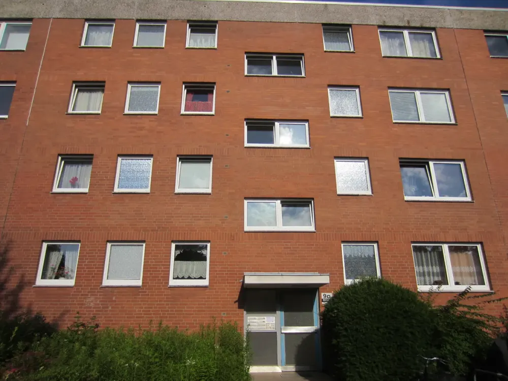 Beautiful Renovated 2-Room Apartment with Balcony in Bemerode