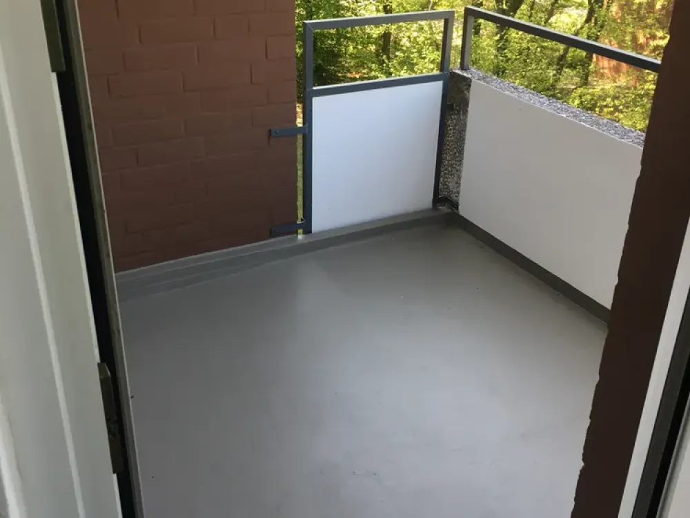 Beautiful Renovated 2-Room Apartment with Balcony in Bemerode