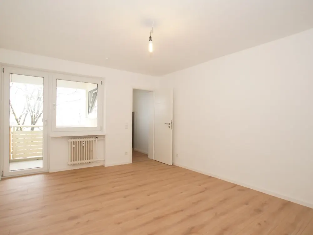 Moderne 1-Zi.-Whg. mit ruhigem Balkon und neuer Einbauküche, nur 8 Gehminuten zur U-Bahn (U3)