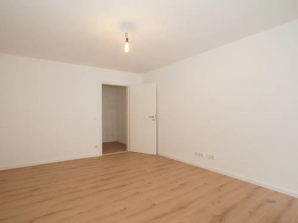 Moderne 1-Zi.-Whg. mit ruhigem Balkon und neuer Einbauküche, nur 8 Gehminuten zur U-Bahn (U3)