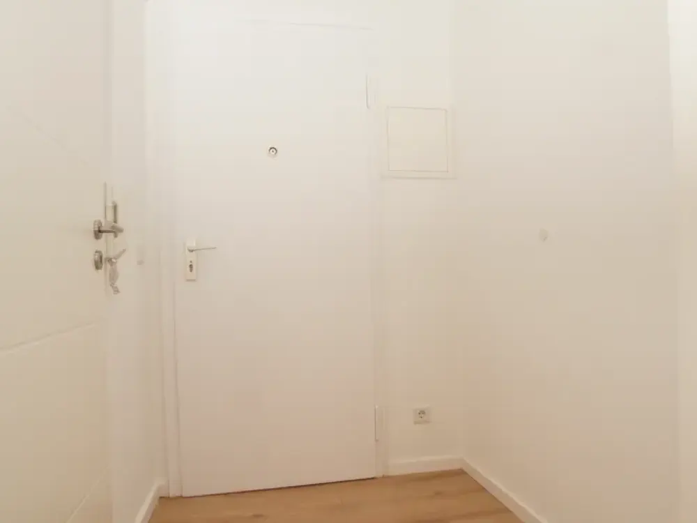Moderne 1-Zi.-Whg. mit ruhigem Balkon und neuer Einbauküche, nur 8 Gehminuten zur U-Bahn (U3)