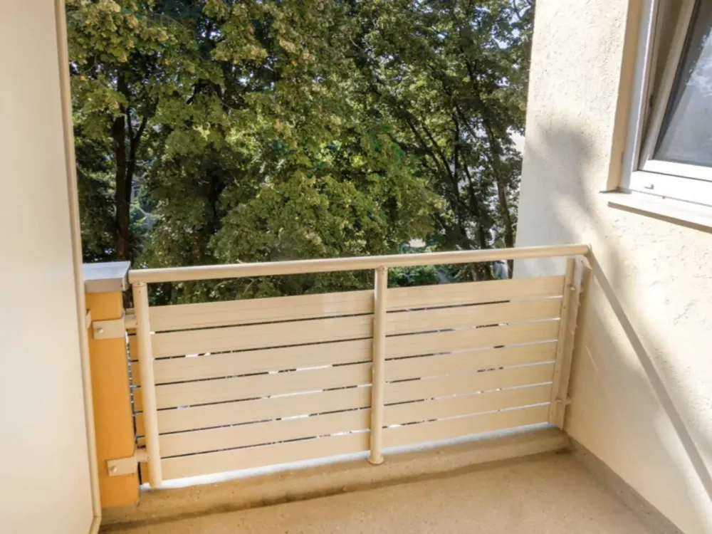 Moderne 1-Zi.-Whg. mit ruhigem Balkon und neuer Einbauküche, nur 8 Gehminuten zur U-Bahn (U3)