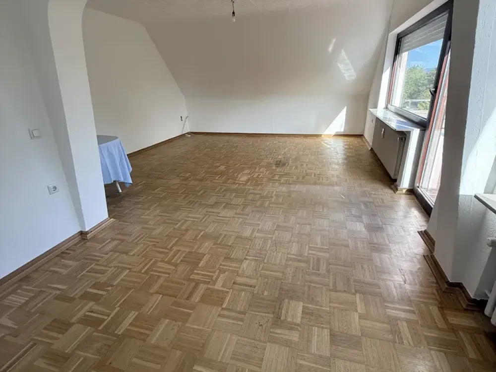 Bright Top Floor Apartment, 3 Rooms, Kitchen, Bathroom with Balcony